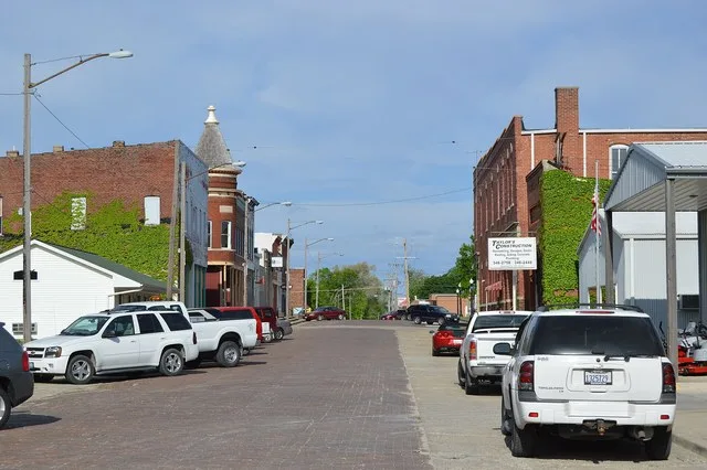 Looking westward on Main Street from near the Oak Street intersection in Oakland , Illinois , United States .
