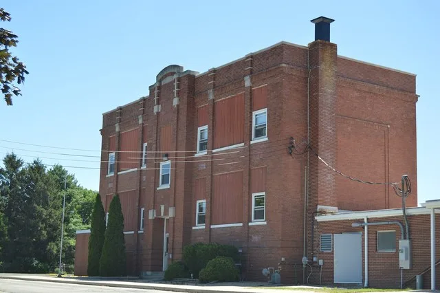 Front of the Saunemin Elementary School, located at 39 Main Street ( Illinois Route 116 ) in Saunemin , Illinois , United States .
