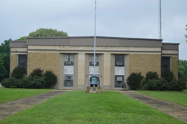 Front of the Gallatin County Courthouse , located at 484 Lincoln Boulevard in Shawneetown , Illinois , United States . It was built in 1939.
