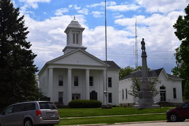 The Stark County Courthouse in Toulon, Illinois , including a veterans' memorial in front. The courthouse is the county courthouse for Stark County, Illinois .