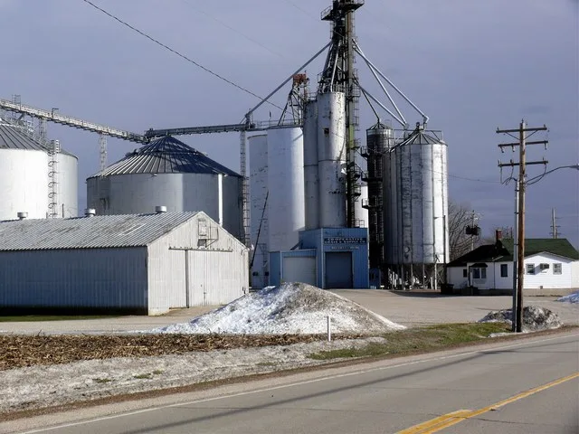 Grain elevator in Troy Grove, Illinois
