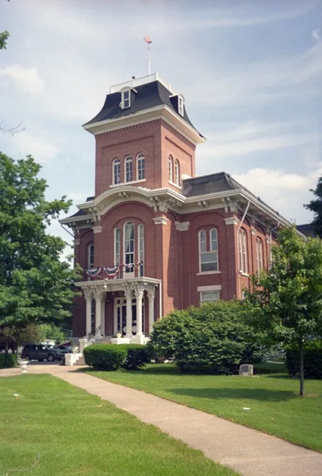 The w:Old Iroquois County Courthouse in w:Watseka, Illinois .