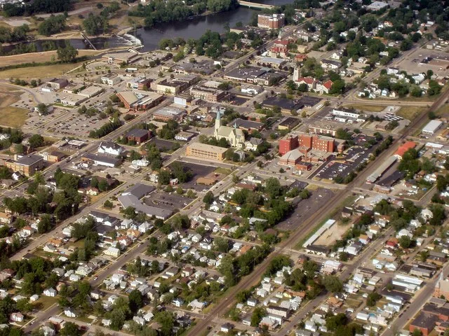 Mishawaka, Indiana downtown, south of the Saint Joseph River . Photo shot by Derek Jensen ( Tysto ), 2005-June-09