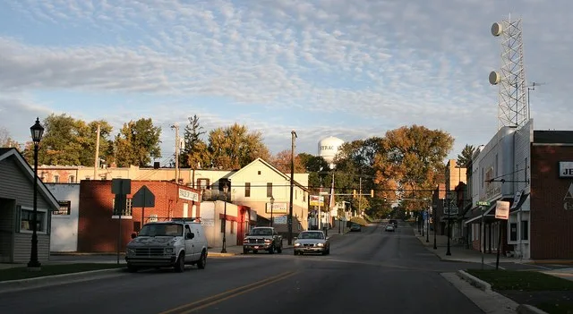 Downtown Syracuse, Indiana . Photo shot by Derek Jensen ( Tysto ), 2005-October-17