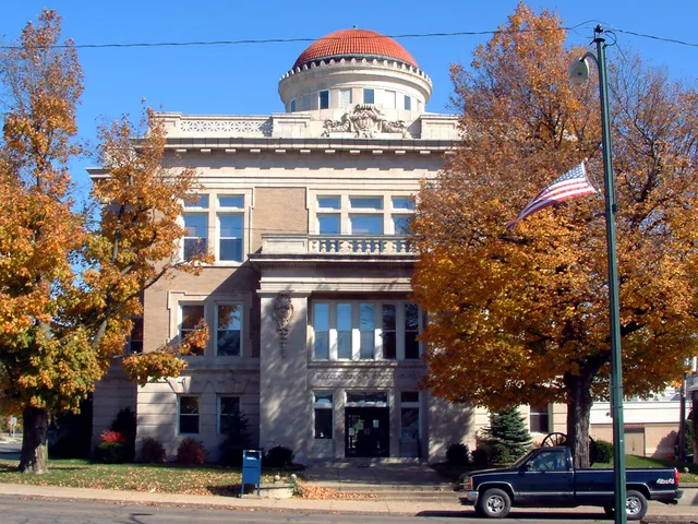 The Warren County courthouse in Williamsport, Indiana . Photo is of the west side of the building, taken from Monroe Street.