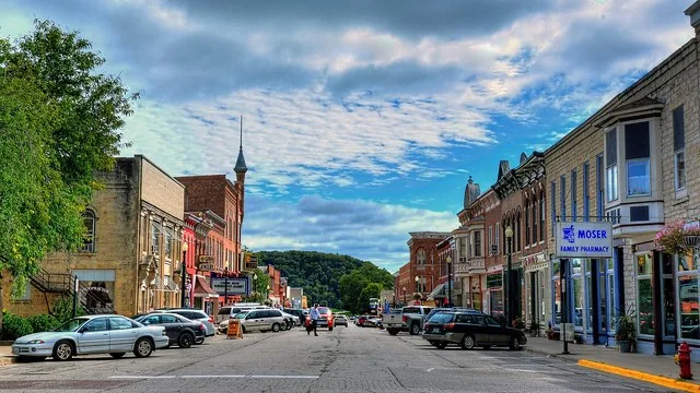 Elkader Downtown Historic District, Portions of the 100