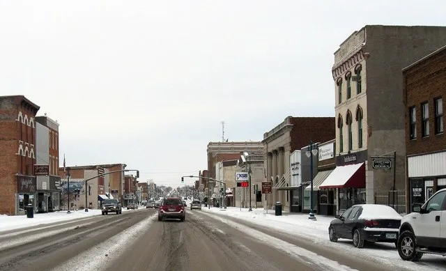 Keokuk, Iowa, Main Street. Handsome downtown! Wish it had been sunny... Billwhittaker ( talk ) 21:19, 2 February 2009 (UTC)