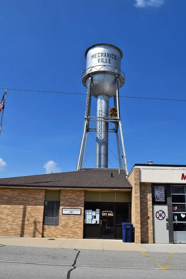 The city hall and water tower in Mechanicsville, Iowa .