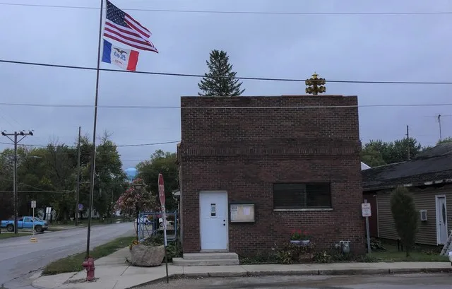 The town hall in New Hartford, Iowa
