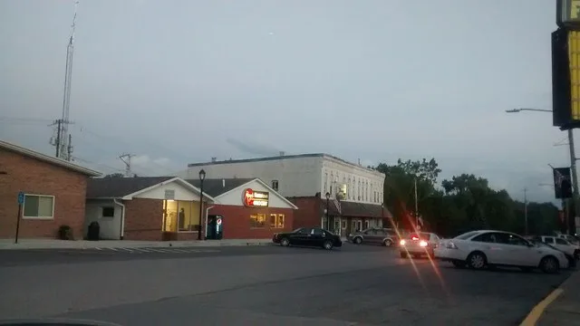 a grocery store in Benton county Iowa