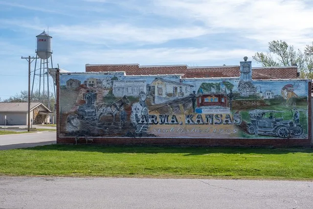 A mural and water tower in Arma.