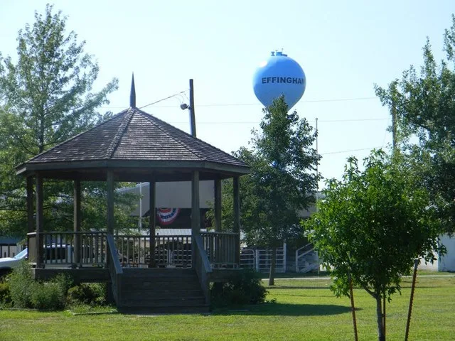 A picture of Effingham where you can see the water tower