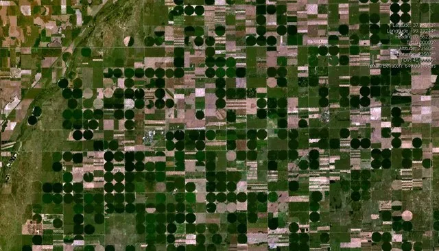 Description w:Central pivot irrigation in the w:U.S. , around w:Lewis, Kansas w:NASA Worldwind image. worldwind://goto/world=Earth&lat=37.94378&lon=-99.19244&alt=24232&dir=0.6