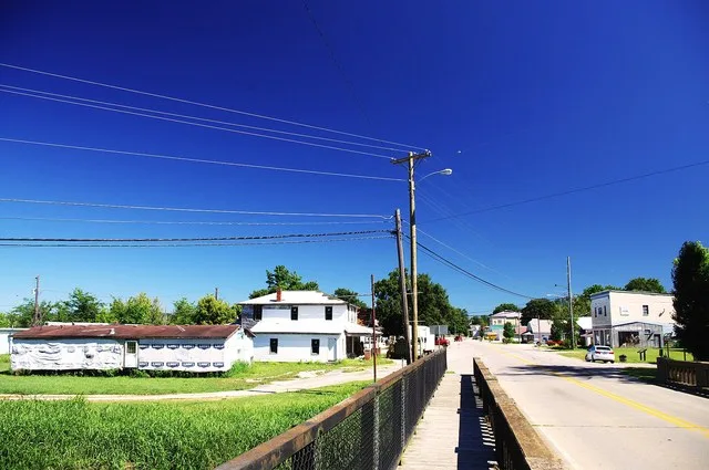 U.S. Route 31W in Bonnieville, Kentucky, United States, viewed looking north from the Bacon Creek Bridge.