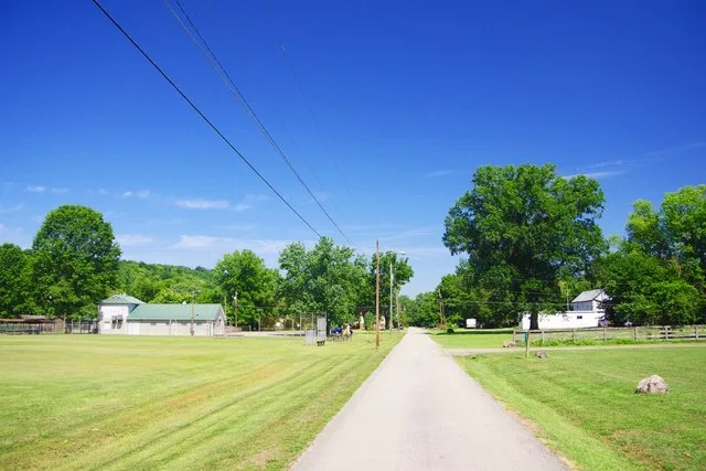 View along Madison Avenue in California, Kentucky, United States.