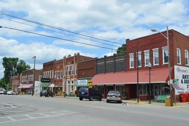 Buildings on the eastern side of Broadway ( Kentucky Route 70 ) between First and Second Streets in Cave City , Kentucky , United States . This block is part of the Cave City Comm...