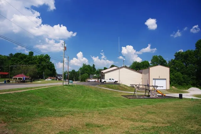 Drakesboro, Kentucky, United States, viewed from Fraizer Street. City Hall is on the right, and Kentucky Route 176 is on the left.