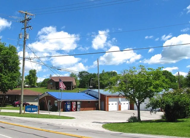 City Hall in Ferguson, Kentucky, United States. Kentucky Route 1247 (Murphy Avenue) is on the lower left.