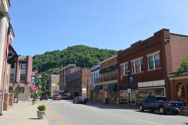 Looking south on Main Street ( Kentucky Route 2449 ) at the Lovern Street intersection in central Hazard , Kentucky , United States .