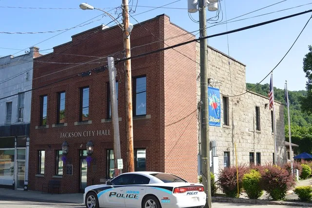 Front of the city hall in Jackson , Kentucky , United States , located at 333 Broadway.