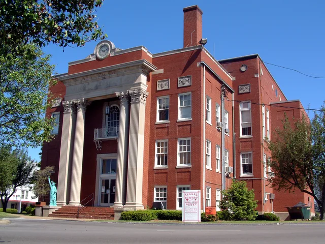 The Grayson County courthouse in Leitchfield, Kentucky .