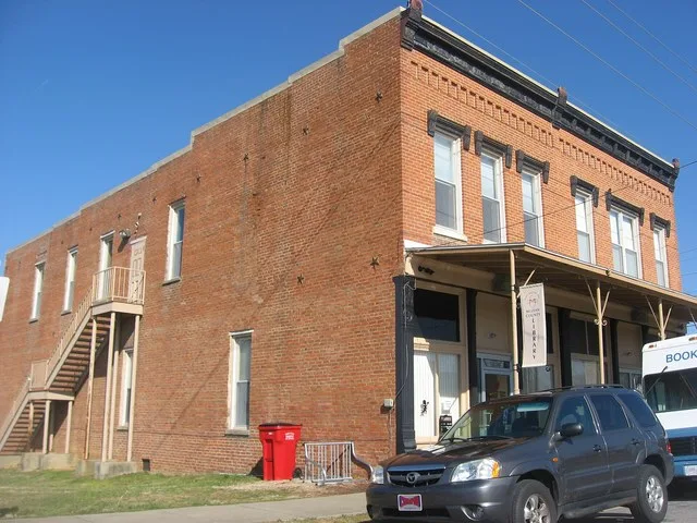 Front and western side of the McLean County Public Library, located at 116 E. Second Street in Livermore , Kentucky , United States .