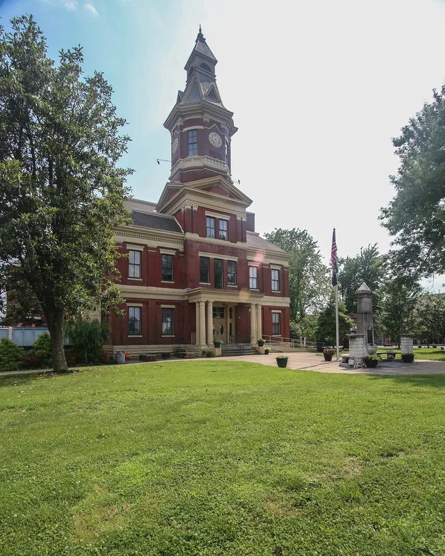 Graves County Courthouse and Confederate monument, Mayfield, Kentucky.