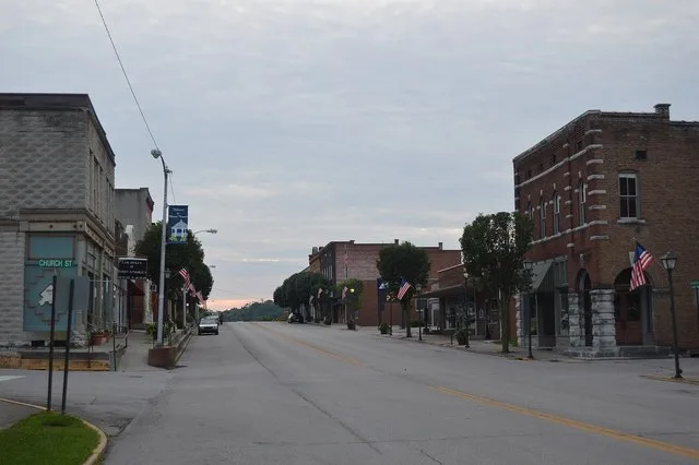 Looking west on Main Street from the Church Street intersection in Mount Vernon , Kentucky , United States . This block is part of the Mount Vernon Commercial District , a histori...