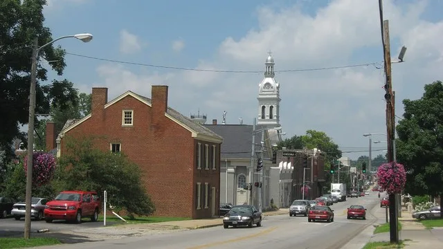 Looking northward along the first two blocks of South Main Street ( U.S. Route 27 ) in downtown Nicholasville , Kentucky , United States . These blocks are part of the Nicholasvil...