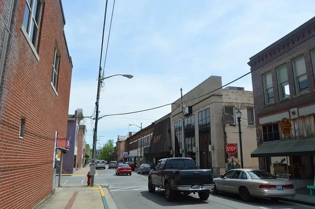 Looking east on Main Street toward the Court Street intersection in downtown Paintsville , Kentucky , United States .