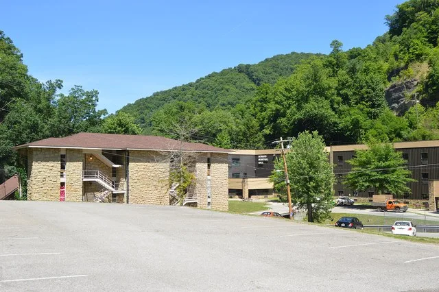 Buildings on the campus of Alice Lloyd College in Pippa Passes , Kentucky , United States . Photo is taken at the western end (?) of the campus, from a parking lot along Spruce Pi...