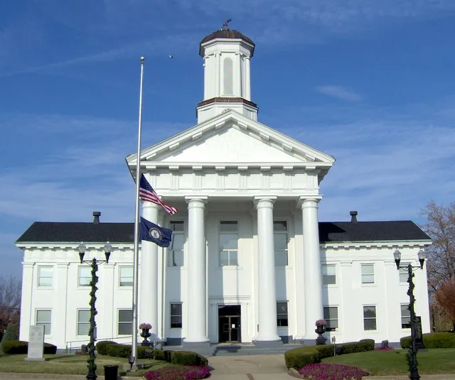 Image of Madison County, Kentucky courthouse located at 101 West Main Street, Richmond, Kentucky .
