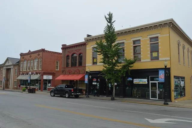 Looking south on Main Street ( Kentucky Route 1247 ) from the intersection with Mount Vernon Street ( Kentucky Route 80 ) on the public square in Somerset , Kentucky , United Stat...