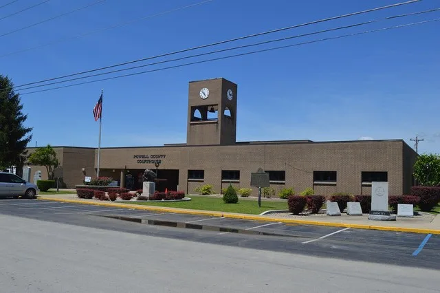 Front of the Powell County Courthouse , located at 525 Washington Street in Stanton , Kentucky , United States .