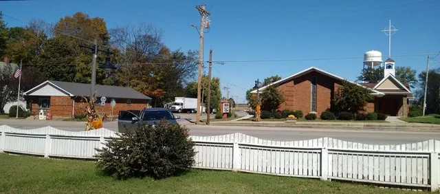 The junction of US 41 and KY 104 in Trenton, Kentucky