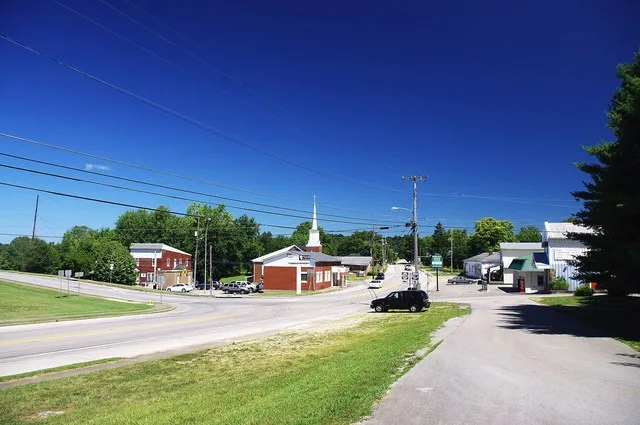 Upton, Kentucky, United States, looking north across the intersection of U.S. Route 31W and Kentucky Route 224.