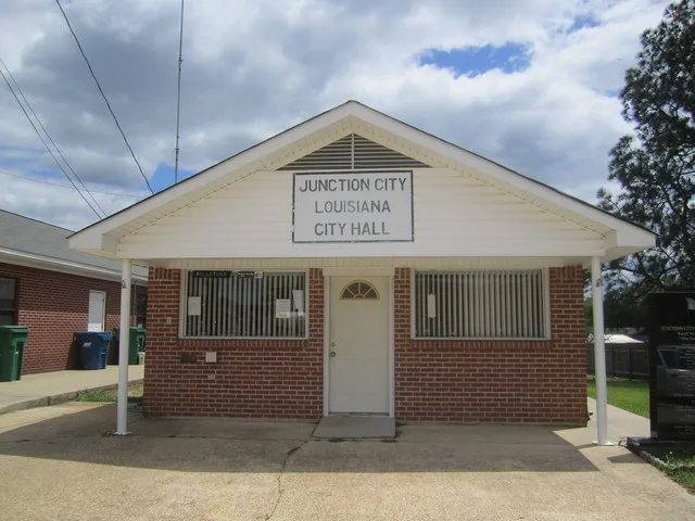 I took photo with Canon camera of Junction City, LA, town hall.