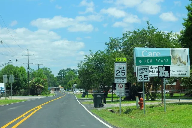 LA78 North in Livonia to New Roads Signs