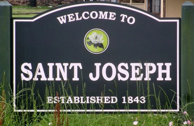 I took photo of entrance sign at Saint Joseph, LA, with Canon camera.