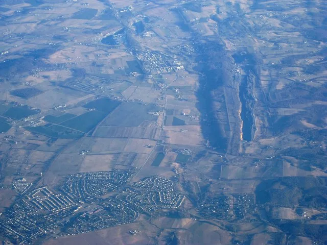 i09_0129 041 Returning home from a short trip to Batimore. THis is the BWI to MSP leg on a Northwest Airbus, I am up in row 2 on the right side (Mainly looking north)