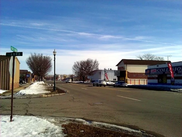 Commercial business restaurants along Oakwood Boulevard in Melvindale, Michigan . View from the northwest corner of Oakwood Boulevard and Hannah Street, looking southeast.