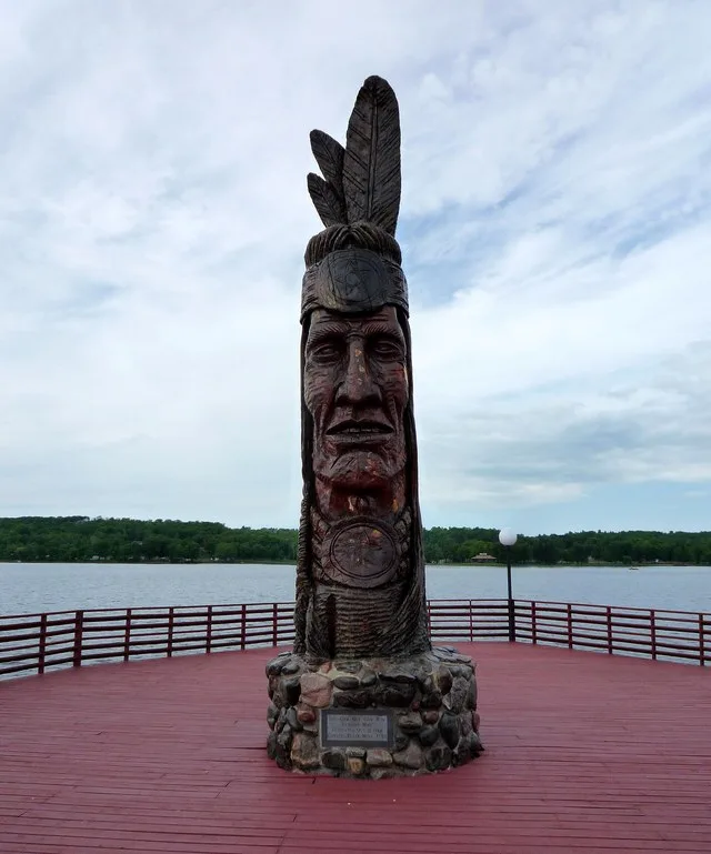 "Nee-Gaw-Nee-Gaw-Bow" ('Leading Man') — by sculptor Peter Wolf Toth in 1988. A sculpture to honor the Chippewa ( Ojibwa ) Indians — part of his 50 state Trail of the Whispering Gi...