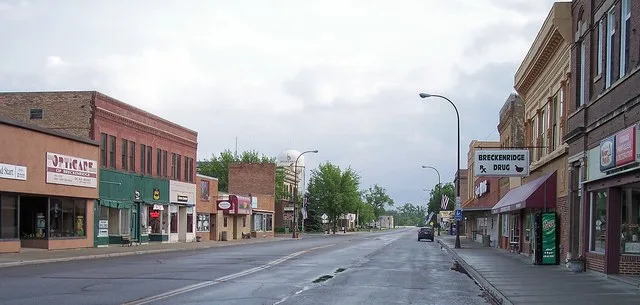 5th Street ( w:U.S. Route 75 ) in downtown w:Breckenridge, Minnesota