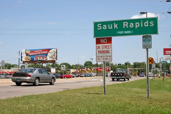 The Sauk Rapids , en:Minnesota city limits sign seen when entering the city from across the en:Mississippi River . en:Category:Images of Minnesota
