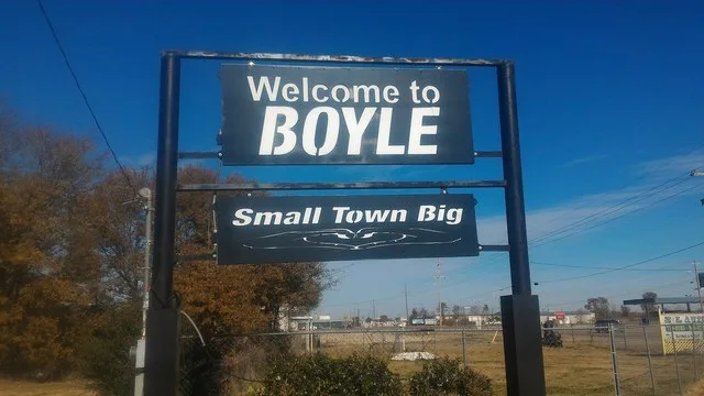 Welcome sign located at the intersection of Mississippi Highway 446 and US Highway 61
