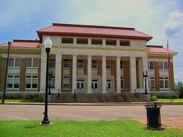 The Pontotoc County courthouse in Pontotoc , Mississippi. Photo by Michael Jones. This photo may be used freely but please credit the author.