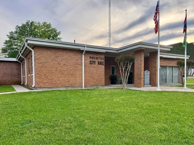Photo of the front of City Hall in Prentiss, MS