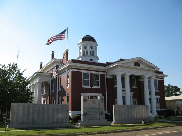 Smith County Courthouse in Raleigh, Mississippi, United States
