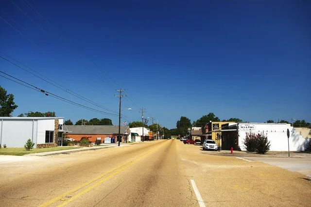 View north along Main Street (Mississippi Highway 25) in Tishomingo, Mississippi, United States.
