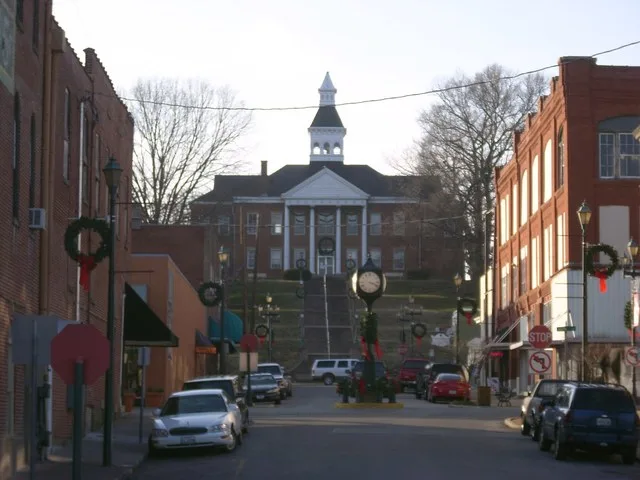 Cape Girardeau downtown facing the City Hall building